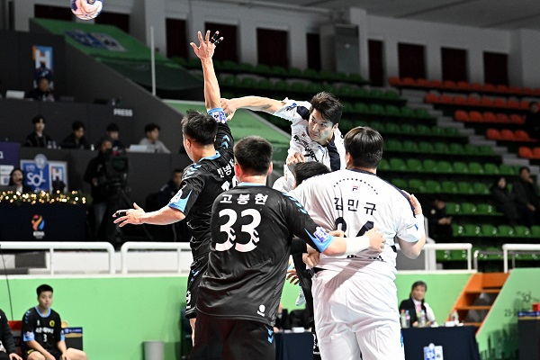 사진 신한 SOL페이 23-24 핸드볼 H리그 남자부 2라운드 두산 선수가 슛을 시도하고 있다. 한국핸드볼연맹