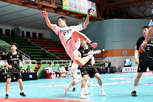 사진 신한 SOL페이 23-24 핸드볼 H리그 남자부 2라운드 두산 김연빈이 슛을 시도하고 있다. 한국핸드볼연맹