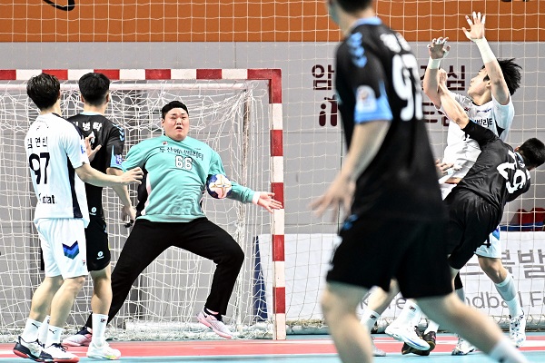 사진 신한 SOL페이 23-24 핸드볼 H리그 남자부 2라운드 두산 김동욱 골키퍼가 슛을 막아내고 있다. 한국핸드볼연맹