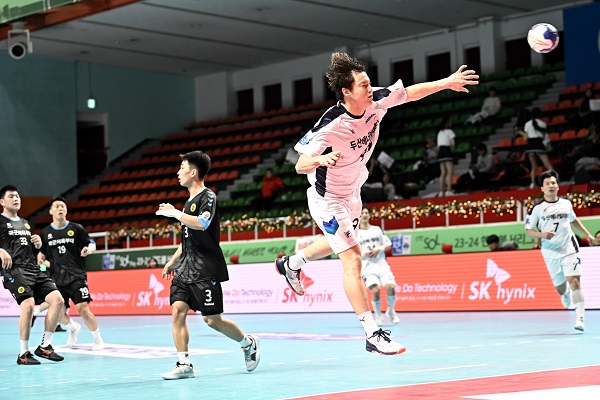 사진 신한 SOL페이 23-24 핸드볼 H리그 남자부 2라운드 두산 김연빈이 슛을 시도하고 있다. 한국핸드볼연맹