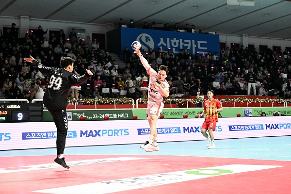 사진 신한 SOL페이 23-24 핸드볼 H리그 남자부 2라운드 4차전에서 SK호크스 선수가 슛을 날리고 있다. 한국핸드볼연맹