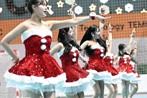 사진 미녀 산타들의 멋진 춤 동작, 한국핸드볼연맹