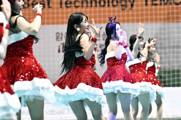 사진 미녀 산타들의 섹시한 춤 동작, 한국핸드볼연맹