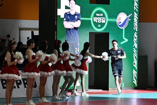 사진 미녀 산타들이 선수들에게 기를 선물하고 있다. 한국핸드볼연맹
