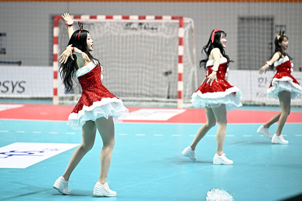 사진 미녀 산타들이 춤 공연을 펼치고 있다, 한국핸드볼연맹