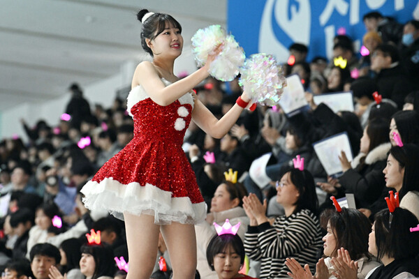 사진 팬들과 함께 응원전 펼치는 미녀 산타, 한국핸드볼연맹