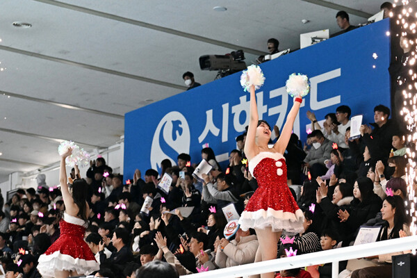 사진 팬들에게 응원을 유도하는 미녀 산타, 한국핸드볼연맹