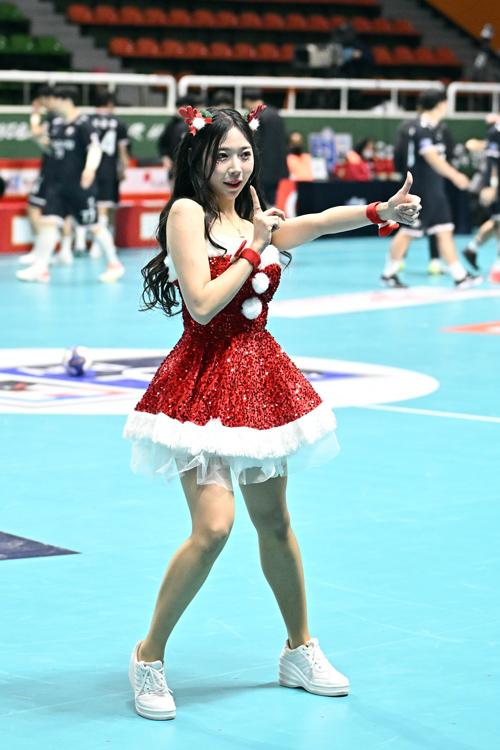 사진 미녀 산타 복장으로 흥을 띄우는 미녀 산타, 한국핸드볼연맹