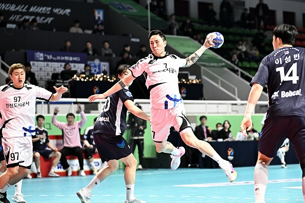 사진 신한 SOL페이 23-24 핸드볼 H리그 남자부 2라운드 4차전에서 인천도시공사 정수영이 슛을 시도하고 있다. 한국핸드볼연맹