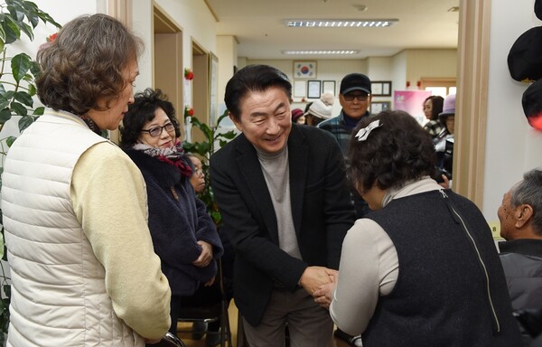 사진제공=의정부시청 / 경로당을 찾은 김동근 의정부시장