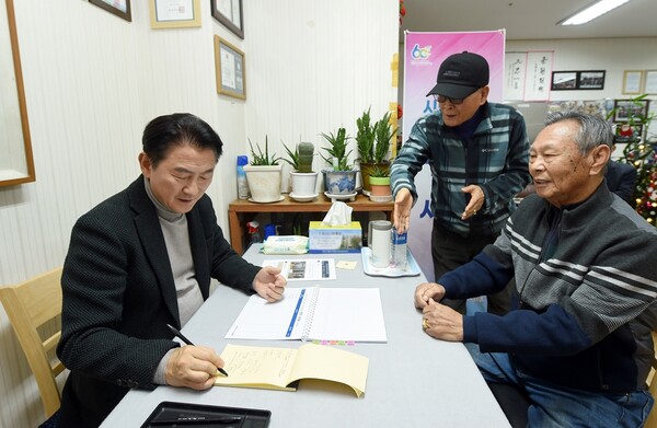 사진제공=의정부시 / 경로당에서 시민들과 소통하고 있는 김동근 시장