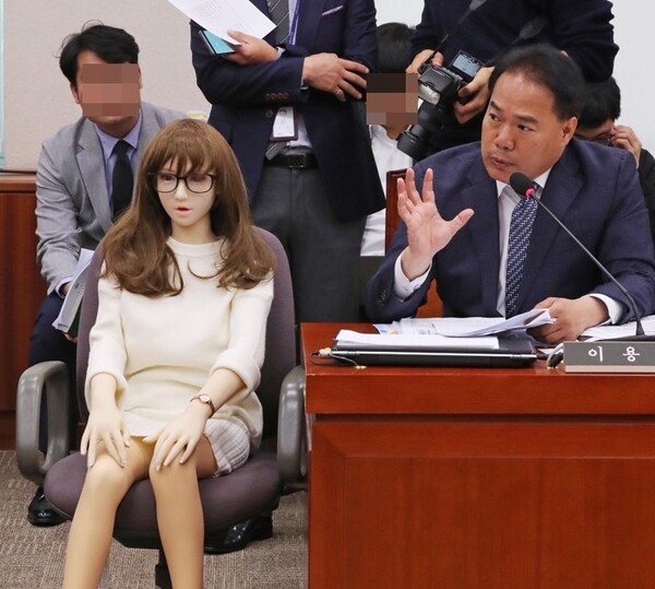 지난 2019년 국회에서 열린 산업통상자원중소벤처기업위원회 국정감사에서 리얼돌을 노출 시킨 이용주 전 의원. 연합뉴스