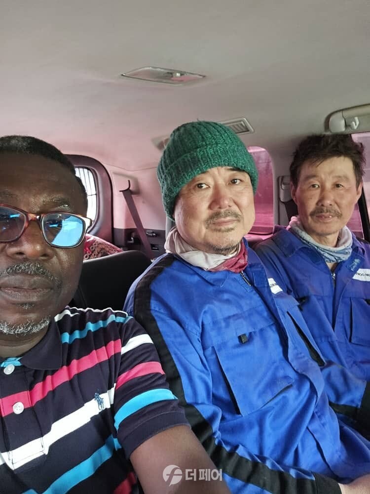 피랍에서 풀려나 이동 중인 대우건설 직원 / 사진제공=대우건설