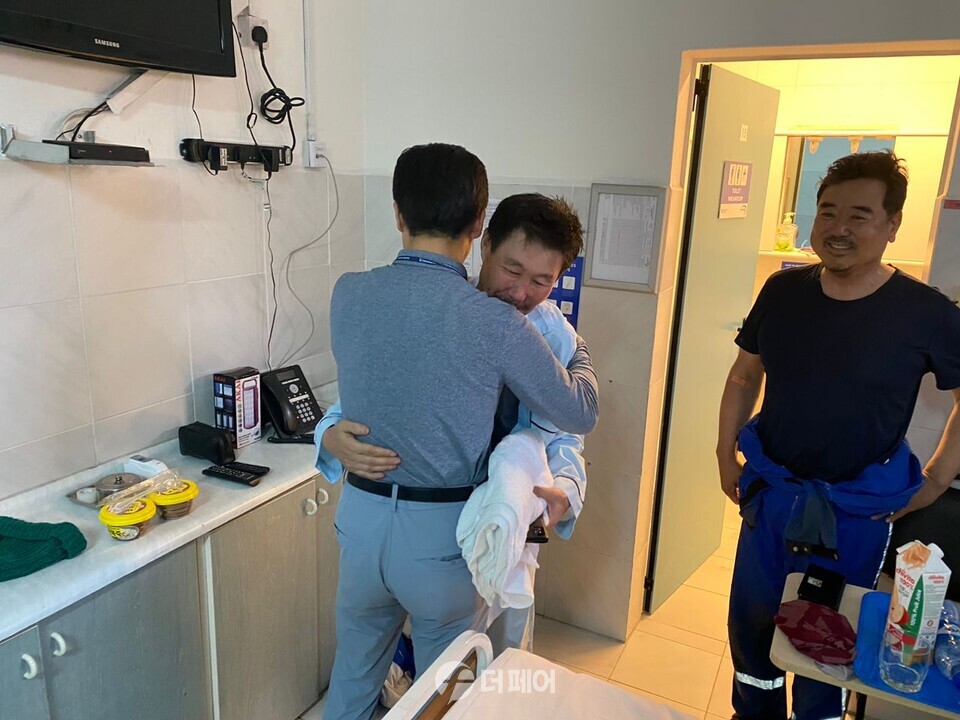 구출된 피랍 직원들이 현지 급파된 대우건설 조승일 플랜트사업본부장과 만나는 모습 / 사진제공=대우건설