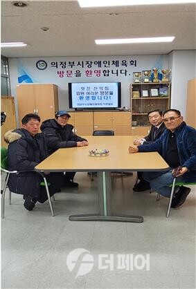 의정부시장애인체육회가 관내 '멋진산악회'로부터 쌀 500kg을 후원 받았다. / 사진제공=의정부시