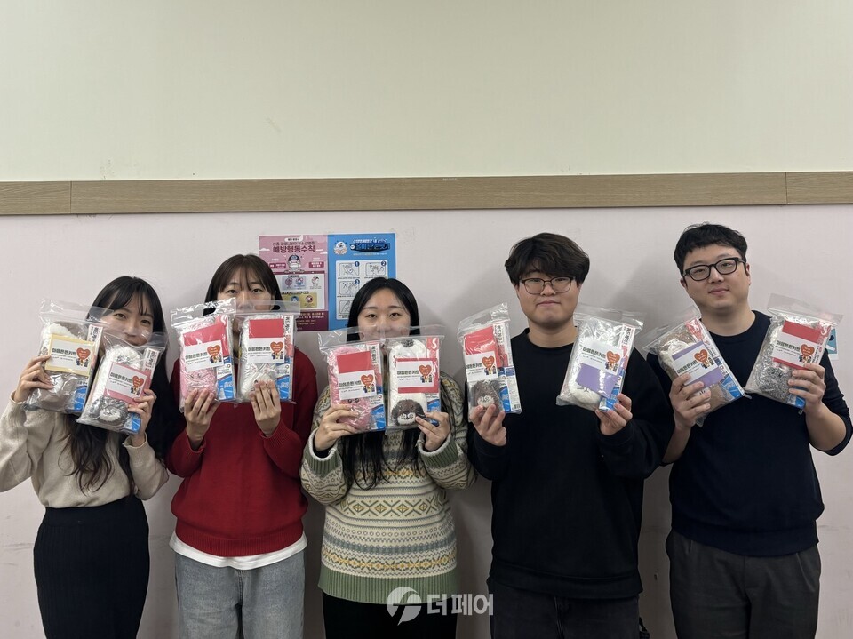 충주시청소년상담복지센터가 지난 27일, 충주시청소년상담복지센터 사례관리 대상자 중 정신건강이 주호소문제인 위기청소년을 대상으로 심리‧정서 안정에 도움을 주고, 몸과 마음 모두 건강한 청소년이 되도록 돕기 위해 ‘마음튼튼키트’를 제작했다. / 사진제공=충주시