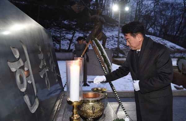 사진제공=의정부시청 / 신년 맞이 현충탑 참배 중인 김동근 의정부시장