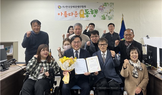 사진제공=홍석준 의원실 / 홍석준 의원(가운데) 표창장을 수여 받고 기념 사진을 촬영했다. 