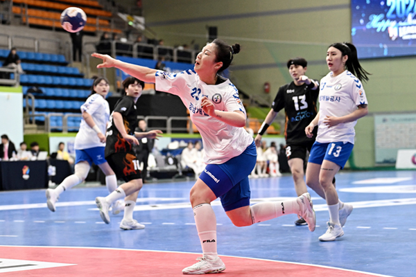사진 신한 SOL페이 23-24 핸드볼 H리그 여자부 1라운드에서 슛을 날리고 있는 경남개발공사의 허유진, 한국핸드볼연맹