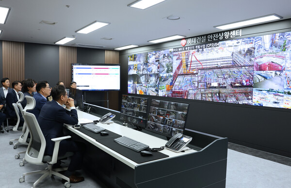 사진제공=롯데건설  / 롯데건설 박현철 부회장이 서초구 잠원동 소재 본사에 위치한 안전상황센터에서 전국 현장을 점검하고 있다.