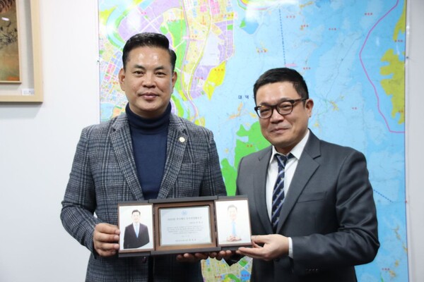 사진제공=박영순 의원 /박영순 의원(왼쪽) 지식재산우수의정활동상 수상