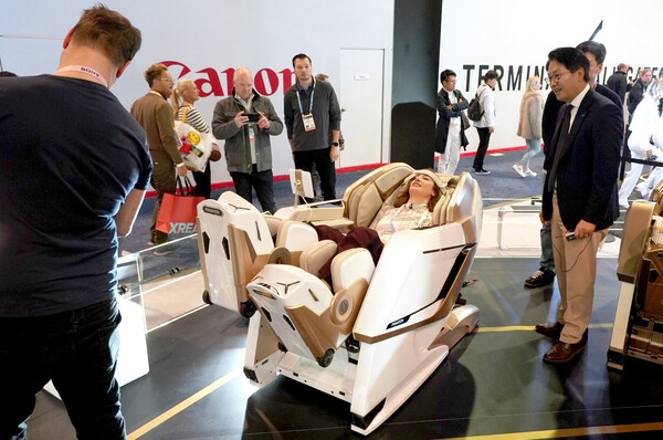 사진제공=바디프랜드 / BBC 리포터가 바디프랜드 제품을 체험하고 있다.