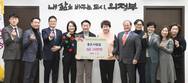 사진제공=의정부시 / 김동근 의정부시장(가운데)과 빈미선 회장 등 '좋은사람들' 회원들
