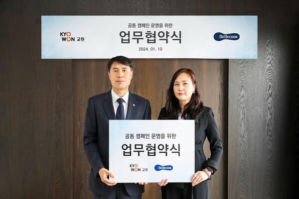 사진제공=교원 빨간펜 / 교원 빨간펜과 베베쿡은 지난 10일 업무협약식을 마친 뒤 기념촬영을 하고 있다.(이진성 교원 사업 대표(좌), 노경아 베베쿡 부사장(우))