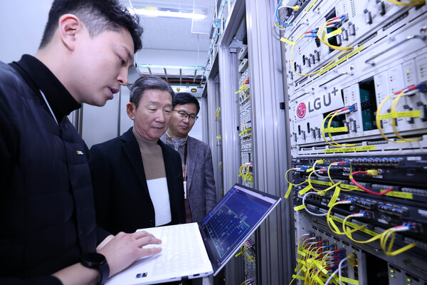 사진제공=LG유플러스 / 황현식 사장(가운데)이 마곡국사 내 유선장비에 대해 설명을 듣고 있는 모습