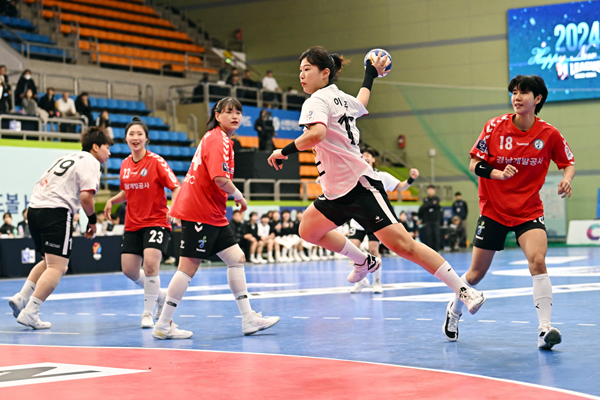 사진 신한 SOL페이 23-24 H리그 여자부 1라운드 SK슈가글라이더즈 이현주가 슛을 시도하고 있다. 한국핸드볼연맹