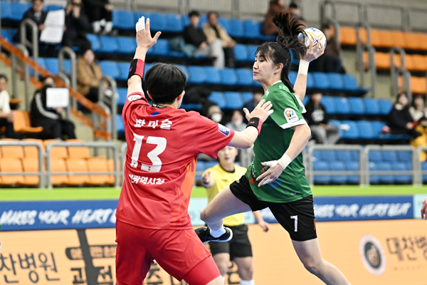 사진 신한 SOL페이 23-24 H리그 여자부 1라운드 부산시설공단 신진미가 슛을 시도하고 있다. 한국핸드볼연맹