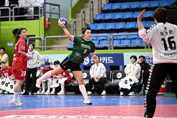 사진 신한 SOL페이 23-24 H리그 여자부 1라운드 부산시설공단 정가희가 슛을 시도하고 있다. 한국핸드볼연맹