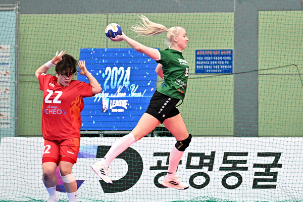사진 신한 SOL페이 23-24 H리그 여자부 1라운드 부산시설공단 알리나가 슛을 시도하고 있다. 한국핸드볼연맹