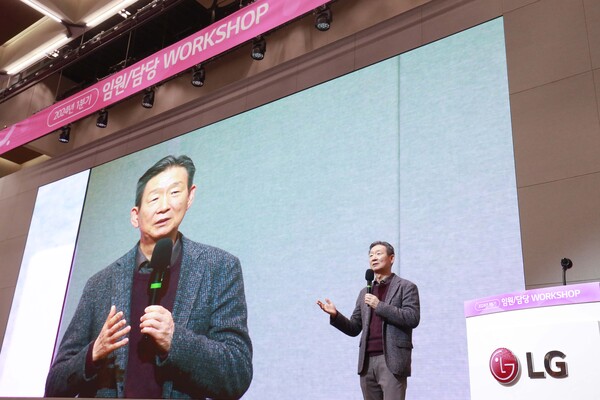사진제공=LG유플러스 / 황현식 사장이 워크숍 현장에서 발언하고 있는 모습