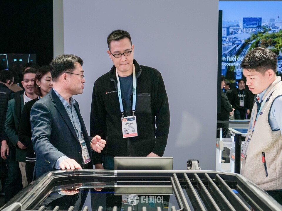 김동선 한화로보틱스 부사장이 CES 2024에 참석해 에너지 시스템 관련 부스를 둘러보고 있다. / 사진제공=한화로보틱스