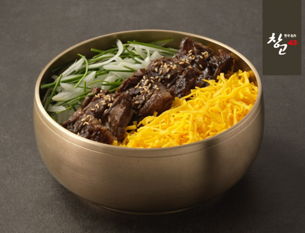  사진제공=bhc그룹 / 창고43 스페셜 런치메뉴 '한우꽃갈비덮밥' 출시