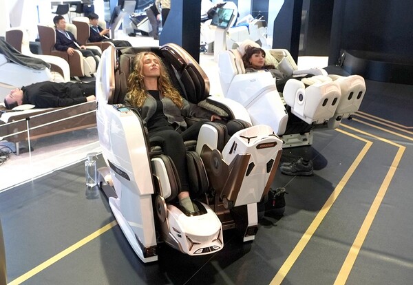 사진제공=바디프랜드 / 지난 11일 CES 2024 바디프랜드 부스에서 '팬텀로보'를 체험하는 Paige Donovan 씨