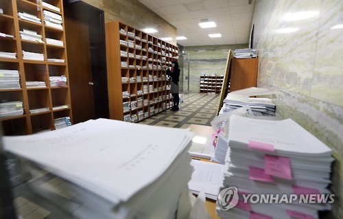 (자료사진) 국회에서 처리하지 못한 법안들이 한 상임위원회 앞에 쌓여 있는 모습 / 사진=연합뉴스