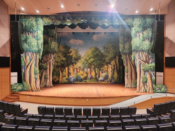 사진제공=충주시 / 충주시 호암예술관 공연장 리모델링으로 새 단장한 모습