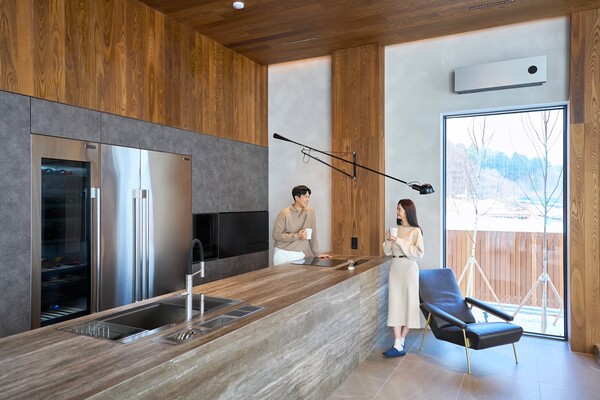 사진제공=LG전자 / 모델들이 어나더 빌라에서 LG전자 제품을 체험하는 모습 1