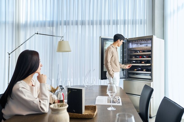 사진제공=LG전자 / 모델들이 어나더 빌라에서 LG전자 제품을 체험하는 모습 2