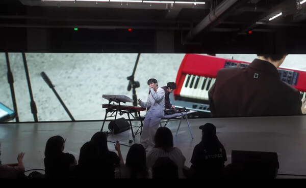 사진제공=롯데건설 / 지난해 8월 청량리 롯데캐슬 SKY-L65 지하주차장에서 진행된 코드쿤스트와 우원재의 라이브 클래식