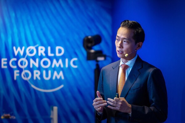 김동관 부회장이 다보스 연차총회에서 발표를 하고 있다. / 사진출처=world Economic Forum 2024