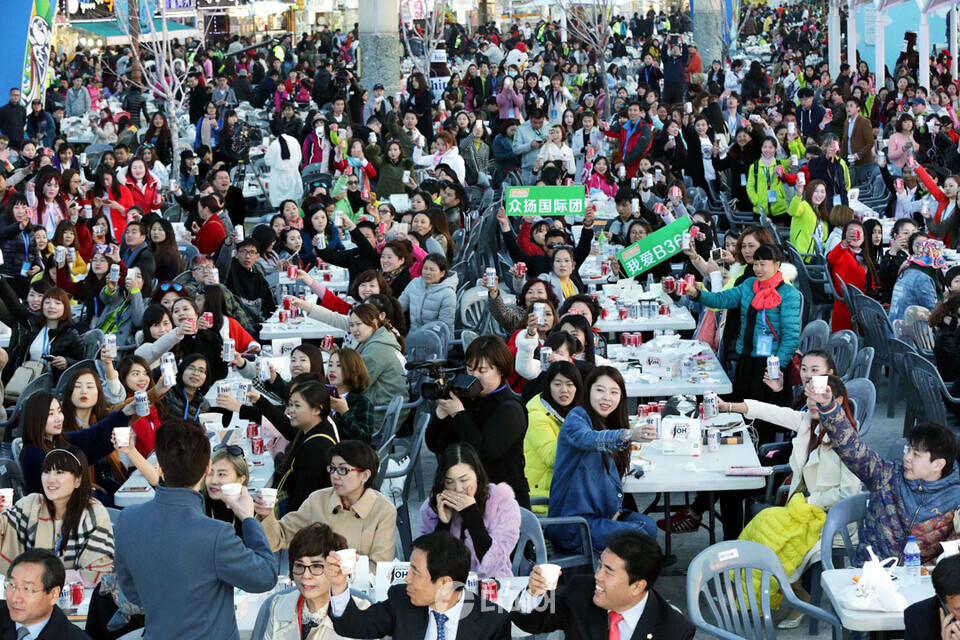 2016년 3월 28일 중국 아오란그룹 임직원 4천500여 명이 인천 중구 월미도 문화의거리에서 치맥 파티를 즐기고 있다. / 사진=더페어 DB