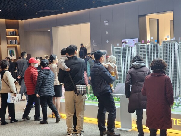 사진제공=롯데건설 / 롯데캐슬 시그니처 중앙 견본주택을 둘러보고 있는 모습