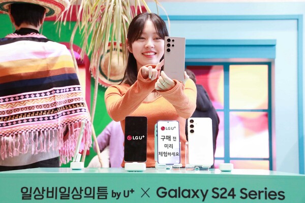 사진제공 LG유플러스 / 유플러스 모델이 '일상비일상의틈byU+'에서 갤럭시 S24 시리즈를 체험하고 있는 모습.