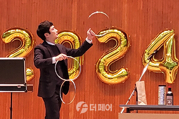 사진 굴화배드민턴클럽 제20·21대 회장 이·취임식 식전 행사 김태훈 마술쇼