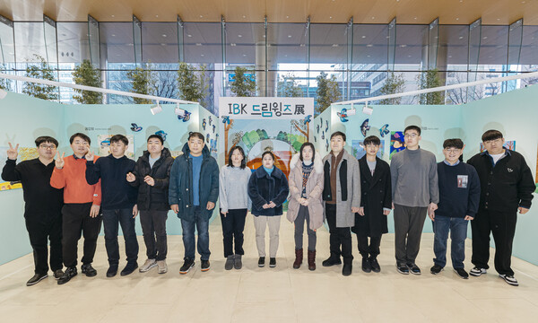 사진제공=IBK기업은행 / 서울 을지로 기업은행 본점 로비에서 관람객들이 'IBK드림윙즈展' 작품들을 감상하고 있는 모습