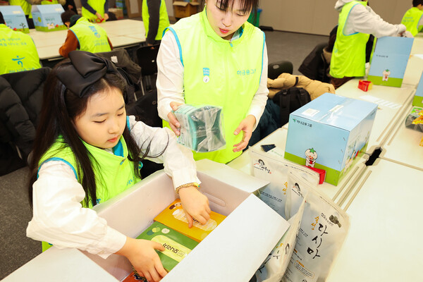 사진제공=하나금융그룹 / 봉사활동에 참석한 하나금융그룹 임직원 및 가족들이 지역사회 소상공인에게 전달할 행복상자를 만들고 있다.