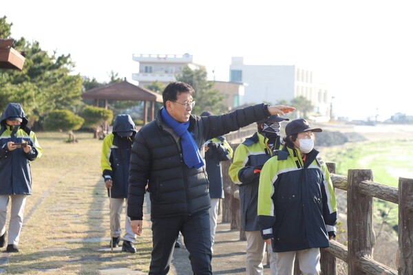 사진제공=위성곤 의원실 / 위성곤 의원이 어선 침몰사고 현장찾아 수색현장 점검을 하는 모습